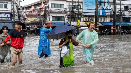 Las calles del distrito de Bang Bua, en Bangkok, lucen completamente inundadas.