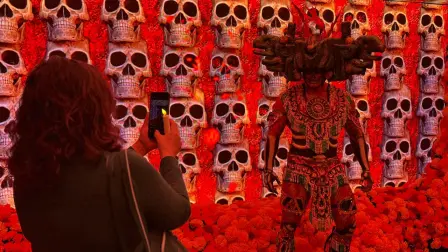 Personajes mexicas, flores y calaveras forman parte de los escenarios inmersivos que recrean el viaje hacia el Mictlán.