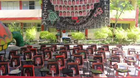 Retratos de los 43 estudiantes la Escuela Normal Rural Isidro Burgos, de Ayotzinapa.