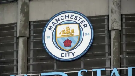 La cronología de las investigaciones financieras contra el Manchester City, los 115 cargos de la Premier League y la salida de Pep Guardiola tras diez años como entrenador. En septiembre de 2026, The Athletic reportó que el club habría sido declarado responsable de 114 cargos.