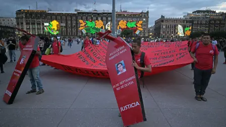 Miles de personas marcharon este sábado en la CDMX en el marco del 12 aniversario de Ayotzinapa.
