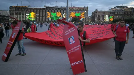 Los padres de los jóvenes de Ayotzinapa encabezaron la movilización en la que también participaron otros normalistas uniformados y en marcha casi marcial, además de activistas y gente de a pie.