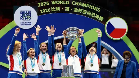 Linda Noskova, Karolina Muchova, Marie Bouzkova, Katerina Siniakova, la capitana Barbora Strycova y una compañera de equipo de la República Checa celebran con el trofeo junto a la extenista Billie Jean King tras ganar sus partidos finales contra Ucrania.