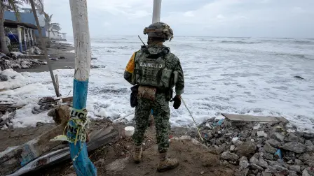 Un soldado del Ejército Mexicano, en Playa Azul, Lázaro Cárdenas, mira hacia el orizonte, vigilando expectante ante la emergencia provocada por el huracán Polo.