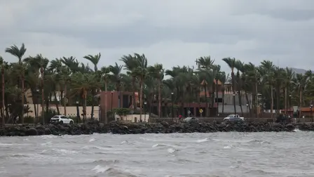 Vientos del huracán Polo comienzan a tocar las costas de Loreto, en Baja California Sur.
