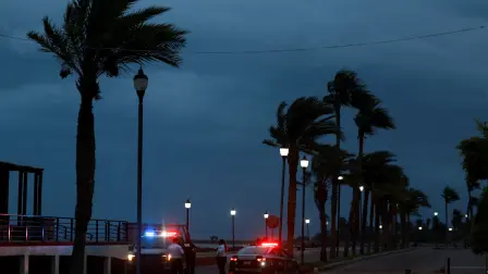 El huracán Polo afecta el  malecón de Loreto en Baja California Sur.