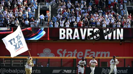 Ronald Acuna Jr., Michael Harris II y Mike Yastrzemski, de los Bravos de Atlanta, celebran su victoria sobre los Phillies de Filadelfia en el primer juego de la Serie de Comodines de la Liga Nacional en Truist Park.