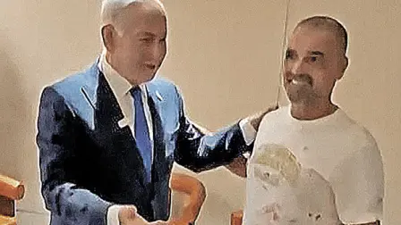 El primer ministro de Israel Benjamin Netanyahu charló con un pasajero que logró ingresar a la cabina del avión.