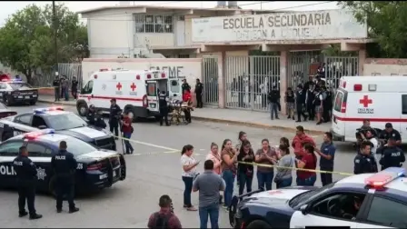 Elementos de seguridad y cuerpos de emergencia resguardaron la Secundaria General No. 13 de Torreón tras el ataque registrado este jueves 1 de octubre.