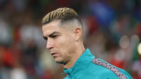 Cristiano Ronaldo, delantero número 07 de Portugal, observa el partido de la fase de grupos A4 de la Liga de Naciones de la UEFA entre Portugal y Gales.
