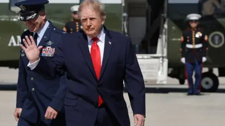 El presidente estadounidense Donald Trump camina para abordar el Air Force One, en su viaje a Texas y Oklahoma.