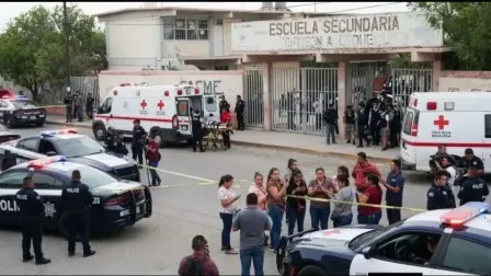 Dos hermanos de 18 años fueron detenidos tras el ataque en una secundaria de Torreón; una subdirectora murió y tres personas resultaron heridas.