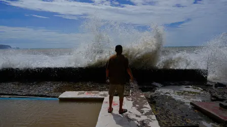 Un hombre observa cómo rompen las olas en la playa Los Cocos mientras el huracán Rachel se desplaza frente a la costa del Pacífico de México, generando fuerte oleaje y condiciones marítimas peligrosas en San Blas, estado de Nayarit, México.