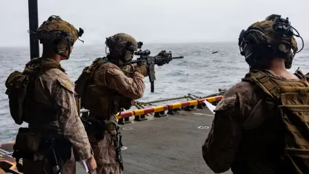 Infantes de marina de los Estados Unidos asignados a la 11.ª Unidad Expedicionaria de Marines se entrenan a bordo del USS Boxer.