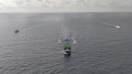 Buques de la Armada de Estados Unidos escoltan a México al carguero 'Grace'.