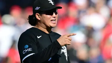 Munetaka Murakami celebra la victoria de los Medias Blancas de Chicago sobre los Guardianes de Cleveland en el primer juego de la Serie Divisional de la Liga Americana.