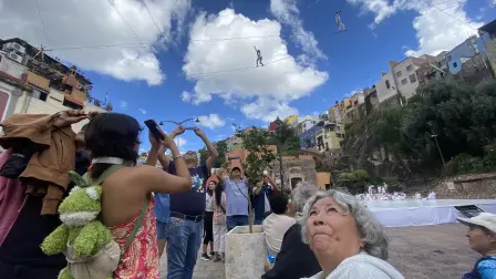 La compañía Chaillot – Théâtre National de la Danse presentó “Vértigo”, una pieza multidisciplinaria que combina circo contemporáneo, danza y música en vivo en el espacio público.