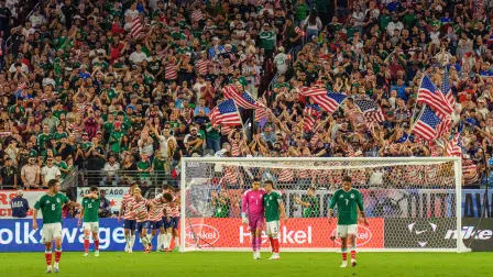 Jugadores de Estados Unidos celebrando un gol durante la primera mitad del partido contra México en el State Farm Stadium.