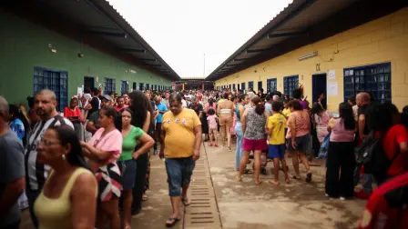 Personas se congregan para votar durante las elecciones generales brasileñas en un colegio electoral ubicado en una escuela en Sol Nascente, Brasilia, Brasil.