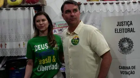 El senador conservador Flávio Bolsonaro encabezaba ampliamente el conteo de votos en la primera vuelta de las presidenciales brasileñas frente al mandatario izquierdista Luiz Inácio Lula da Silva, con casi 65% de las urnas contabilizadas.