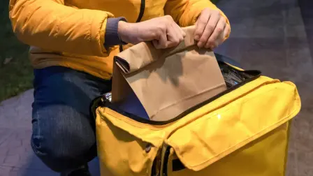 Profeco recomienda comparar precios y revisar cargos antes de pedir comida por aplicaciones para evitar gastos que encarezcan el ticket final.