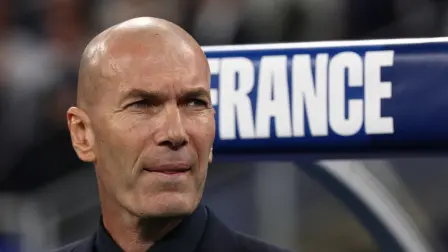 El seleccionador francés, Zinedine Zidane, observa el partido de fútbol del Grupo A1 de la Liga de Naciones de la UEFA entre Francia y Bélgica.