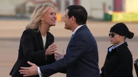 El secretario de Estado estadounidense, Marco Rubio (C), es recibido por la ministra de Asuntos Exteriores de Islandia, Thorgerour Katrin Gunnarsdottir.