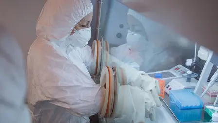 En esta imagen de archivo facilitada por el Instituto de Investigación Antiepidémica de Irkutsk, un especialista trabaja en un laboratorio como parte de las medidas antiepidémicas durante la Universiada de Invierno de 2019 en Krasnoyarsk.