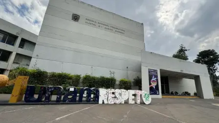 Elementos de la Secretaría de Seguridad Ciudadana acudieron a la Prepa 1 de la UNAM tras el reporte de estudiantes encapuchados al interior del plantel.