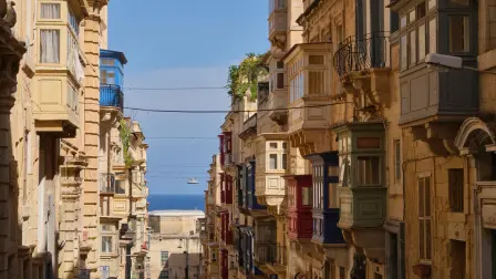 Las calles de Malta cautivan con sus puertas coloridas, balcones tradicionales y ventanas que reflejan siglos de historia.