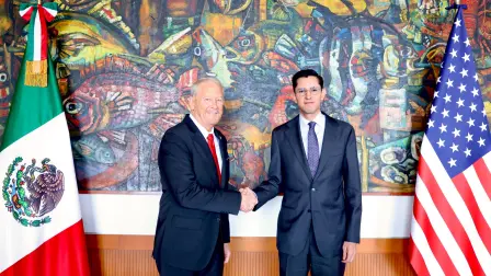 El secretario de Relaciones Exteriores, Roberto Velasco (derecha), se reunió con el embajador de Estados Unidos en México, Ronald Johnson (izquierda).