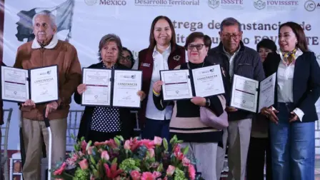 Personas acreditadas del Fovissste recibieron sus constancias de finiquito en Actopan, Hidalgo, como parte del programa para liquidar créditos hipotecarios.