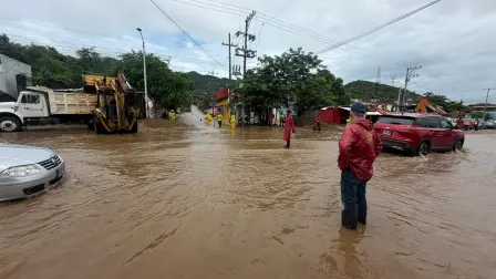 Simón está a unos 500 km de las costas de Jalisco y avanza lentamente como huracán categoría 2 con pronóstico de fortalecerse en las próximas horas.