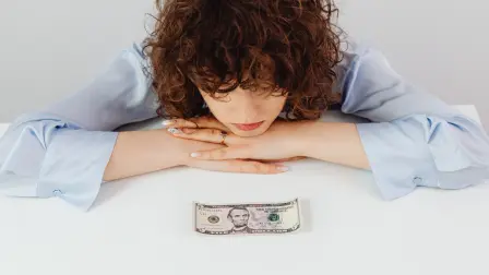 El estrés financiero no sólo se da por deudas, también puede generarse del dolor de pagar.