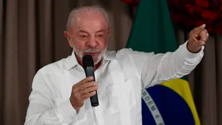 Lula enfrentará en las urnas el 25 de octubre a Flávio Bolsonaro, vencedor del primer turno con 47% de los votos, frente a 45% de Lula.