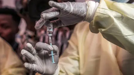 La oportuna aplicación de antibioticos utilizados habitualmente contra las enterobacterias ayuda a curar la enfermedad.
