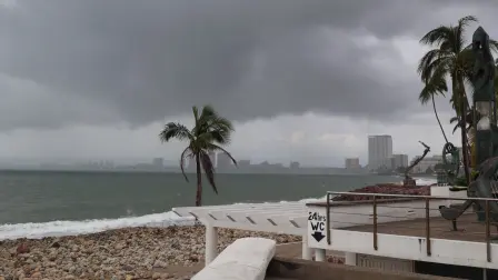 Simon obliga a cerrar Puerto Vallarta.