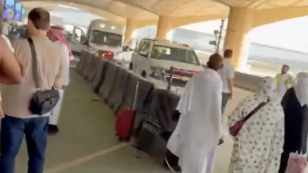 Ambulancias llegan al Aeropuerto Internacional de Rey Khalid, luego de que varias personas resultaran heridas en un ataque.