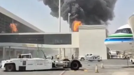 Humo y llamas se elevan desde el aeropuerto Rey Khalid, luego de que los hutíes de Yemen, respaldados por Irán, dijeran que atacaron el aeropuerto, en Riad , Arabia Saudita.