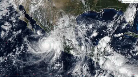 Huracán Simon mantiene su fuerza en categoría 4 y avanza hacia el norte de México.