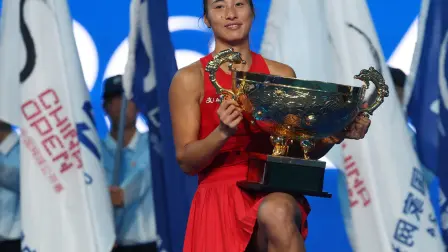 Tennis - China Open - National Tennis Center, Beijing, China - October 11, 2026 China's Qinwen Zheng poses with her trophy after winning her final match against Russia's Mirra Andreeva REUTERS/Maxim Shemetov