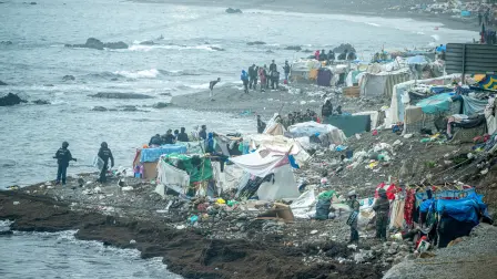 A inicios de mes, la policía desalojó un campamento de migrantes en la playa de El Trampolín, en el enclave español de Ceuta , España.