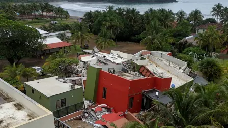 El Hotel El Sitio, con partes colapsadas tras un terremoto que sacudió las cercanías de la costa sur de Panamá, en Playa Venao, provincia de Los Santos.