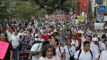 Trabajadores del IMSS marcharon el martes 13 de octubre en las calles de la Ciudad de México para exigir mejores condiciones laborales.