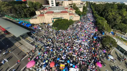 Trabajadores del IMSS marcharon el martes 13 de octubre en las calles de la Ciudad de México para exigir mejores condiciones laborales.