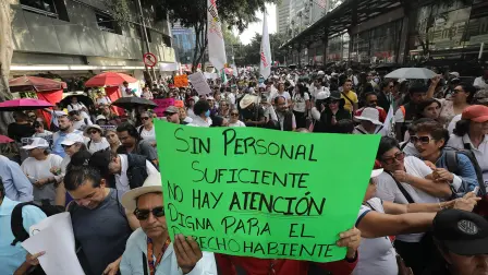 Trabajadores del IMSS marcharon el martes 13 de octubre en las calles de la Ciudad de México para exigir mejores condiciones laborales.
