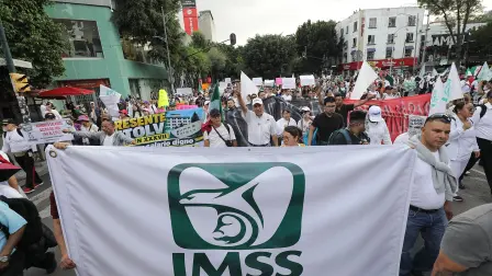 Trabajadores del IMSS marcharon el martes 13 de octubre en las calles de la Ciudad de México para exigir mejores condiciones laborales.