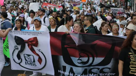 Trabajadores del IMSS marcharon el martes 13 de octubre en las calles de la Ciudad de México para exigir mejores condiciones laborales.