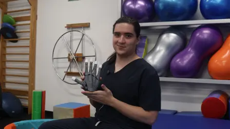Abraham Vargas Gálvez, estudiante de Fisioterapia de Universidad UNIVER, desarrolló un prototipo de brazo biónico accesible y de bajo costo.