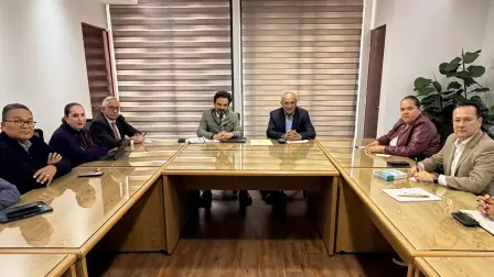 Mesa de trabajo para dialogar sobre los salarios y las condiciones laborales.